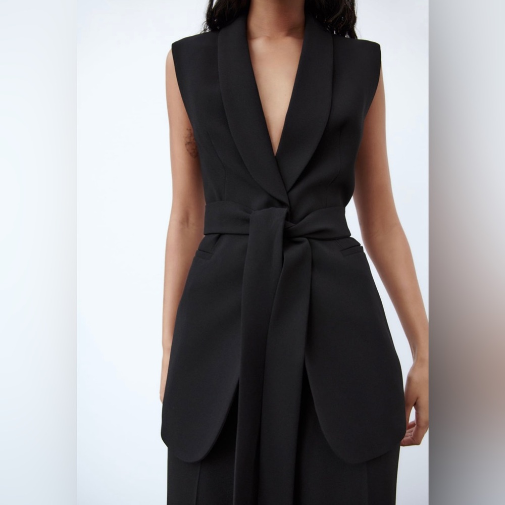 Sleeveless tuxedo collar vest